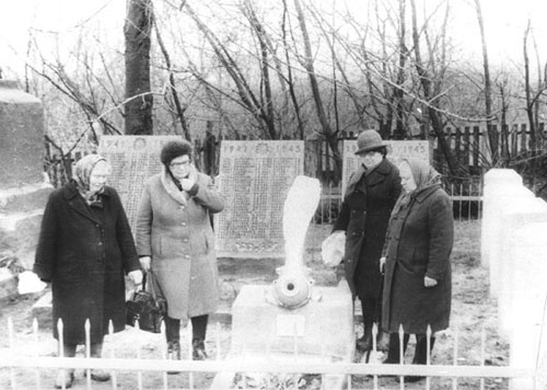 Родственники у могилы Борисова