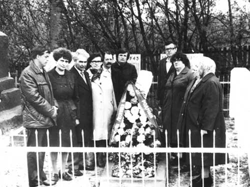 Возложение венков к могиле Л.И.Борисова
