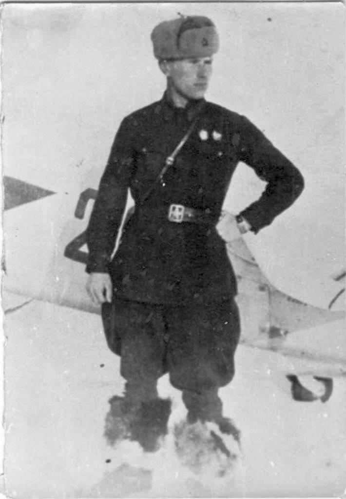 Л.И.Борисов у самолёта, врученного ему колхозниками сельхозартели «Сигнал революции»